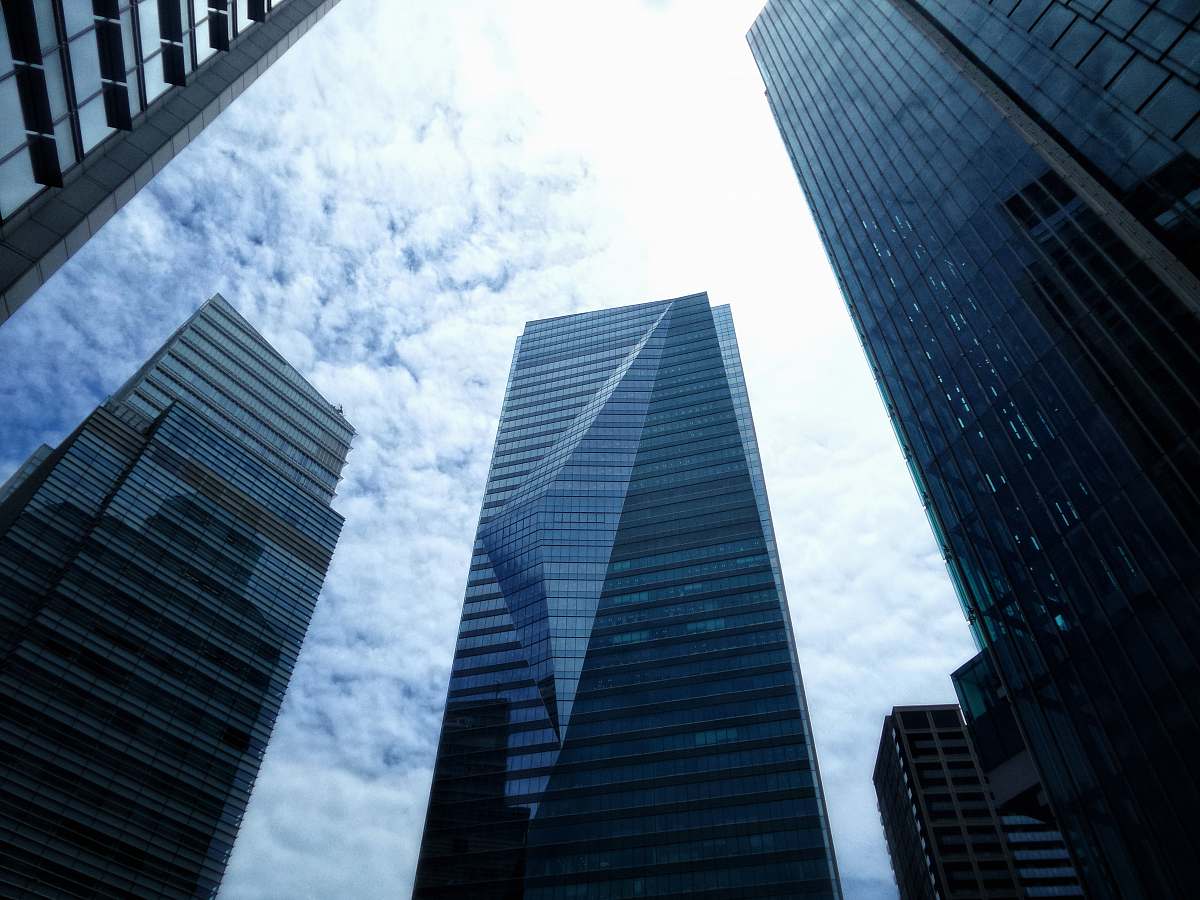 office building close-up photography of high-rise building during daytime city